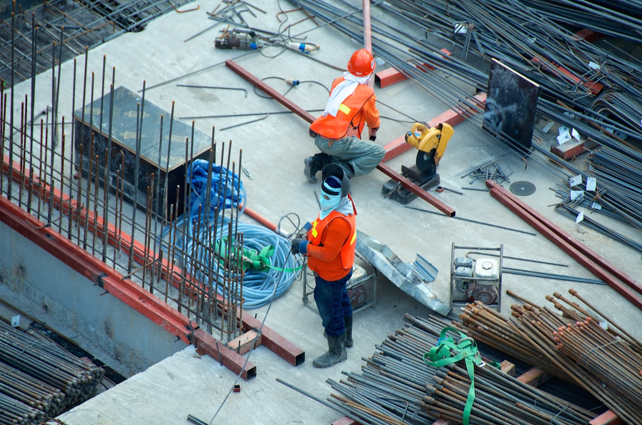 Grizzly crew working a job site safely